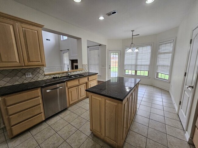 Building Photo - "Spacious 4-Bed Oasis with 3.5 Baths in Be...