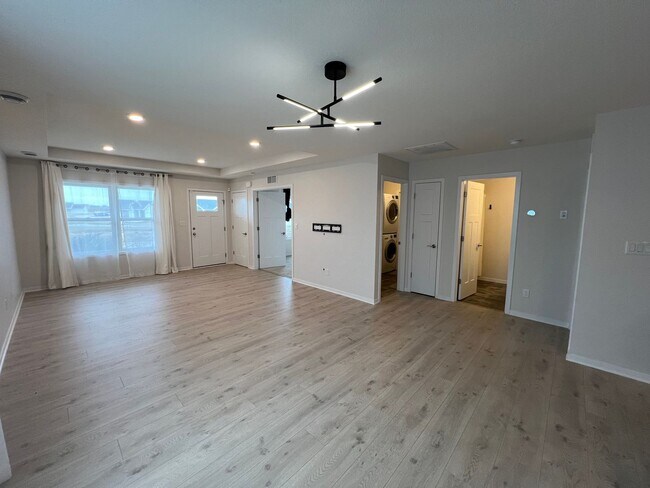 Building Photo - Modern 2 bedroom, 1 bathroom Townhouse wit...