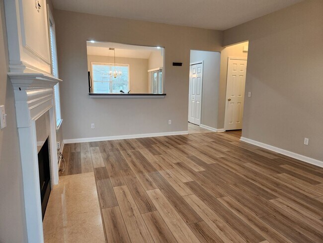 Building Photo - *Available Now** 4 bedroom, 2.5 bath home ...