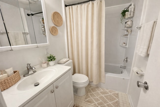 Building Photo - True 1 Bedroom Overlooking Doak Campbell