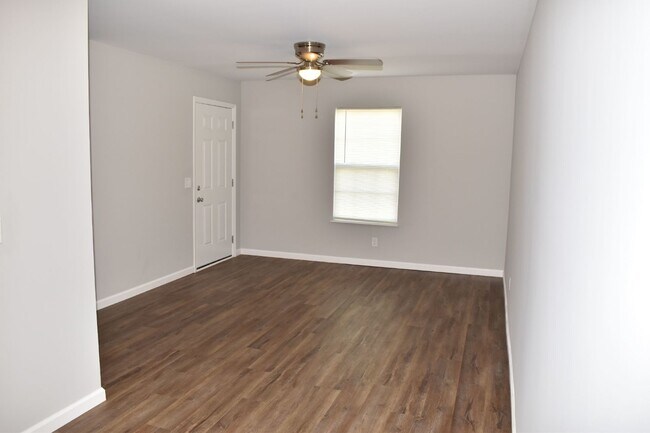Foto del edificio - Quite peaceful 2 Bed, 1 Bath Duplex in Panama, FL - Perfect for Cozy Living!