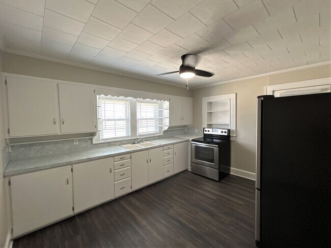 Building Photo - COMING SOON: T.R. Lawing Realty Property