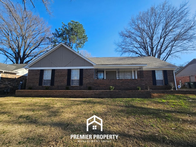 Newly Renovated 5BR Home with 2,334 Sq Ft, Fireplace & Fenced Yard in Memphis - Newly Renovated 5BR Home with 2,334 Sq Ft, Fireplace & Fenced Yard in Memphis
