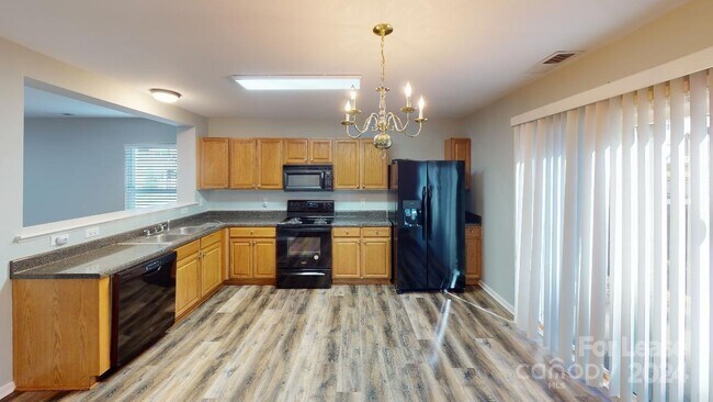 Foto del edificio - 7205 Thompson Greens Lane