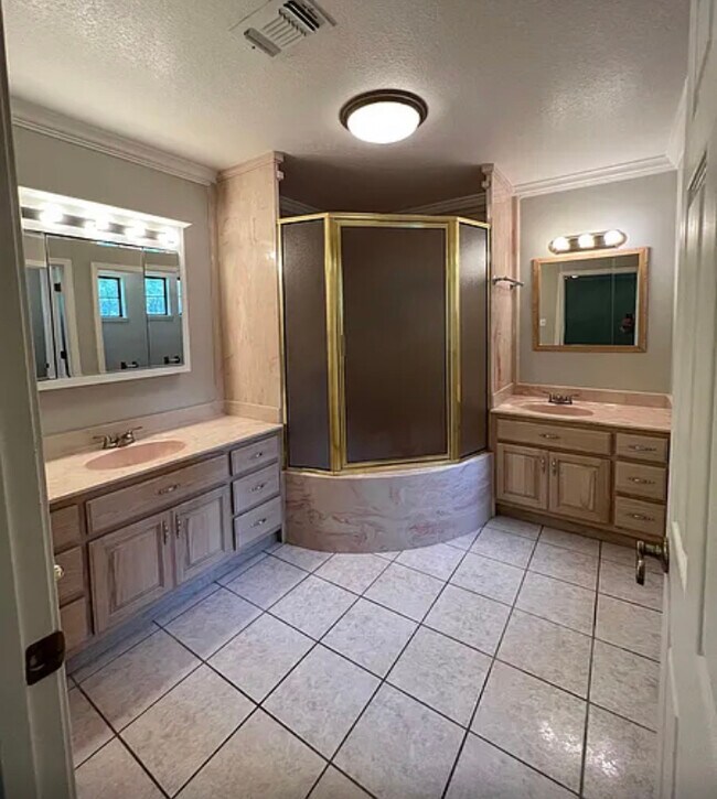 Foto del edificio - 704 Hidden Oaks Dr