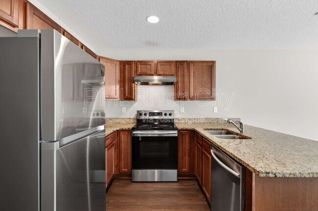 Foto del edificio - 7608 Rain Forest Dr N