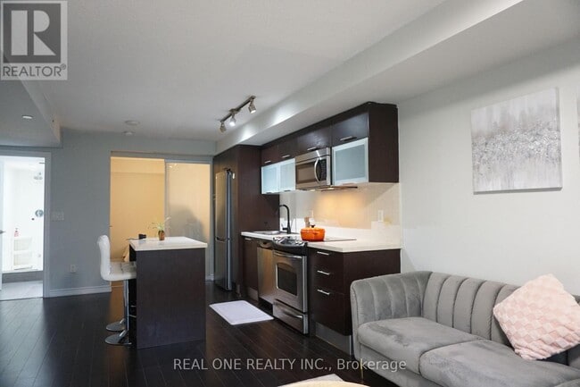 Building Photo - 386 Yonge St