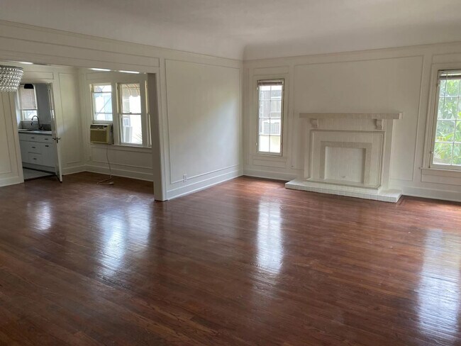 Building Photo - 174 N Sycamore Ave
