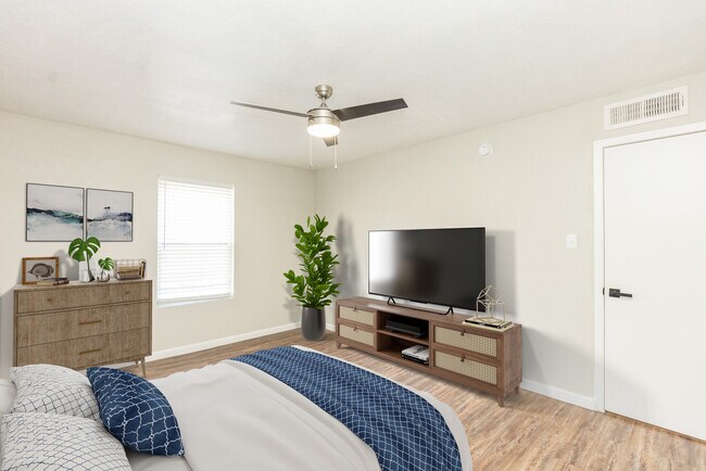 Foto del edificio - Whispering Pines Apartment Homes