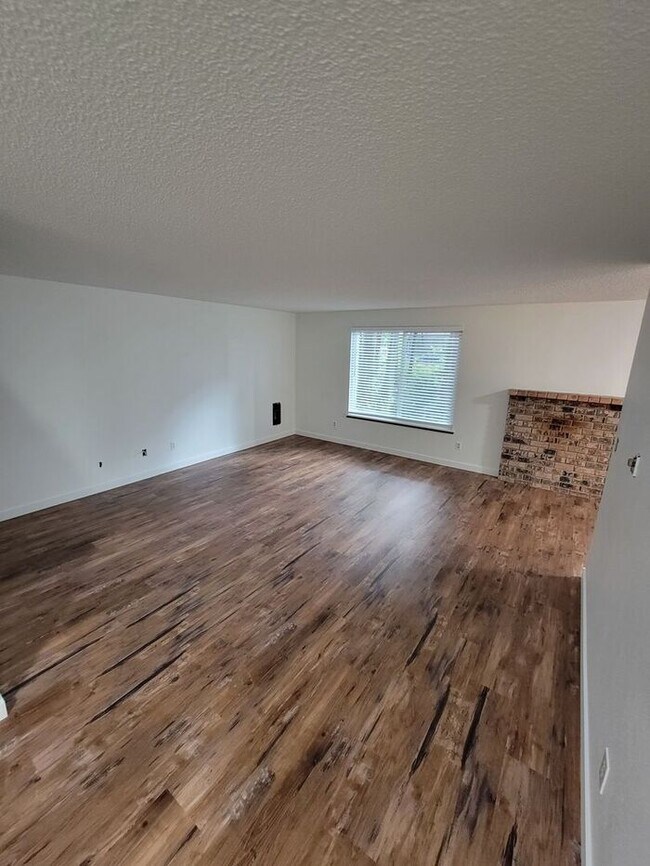 Building Photo - West Olympia 2bdr 1.5bath Townhome w/ garage & parking