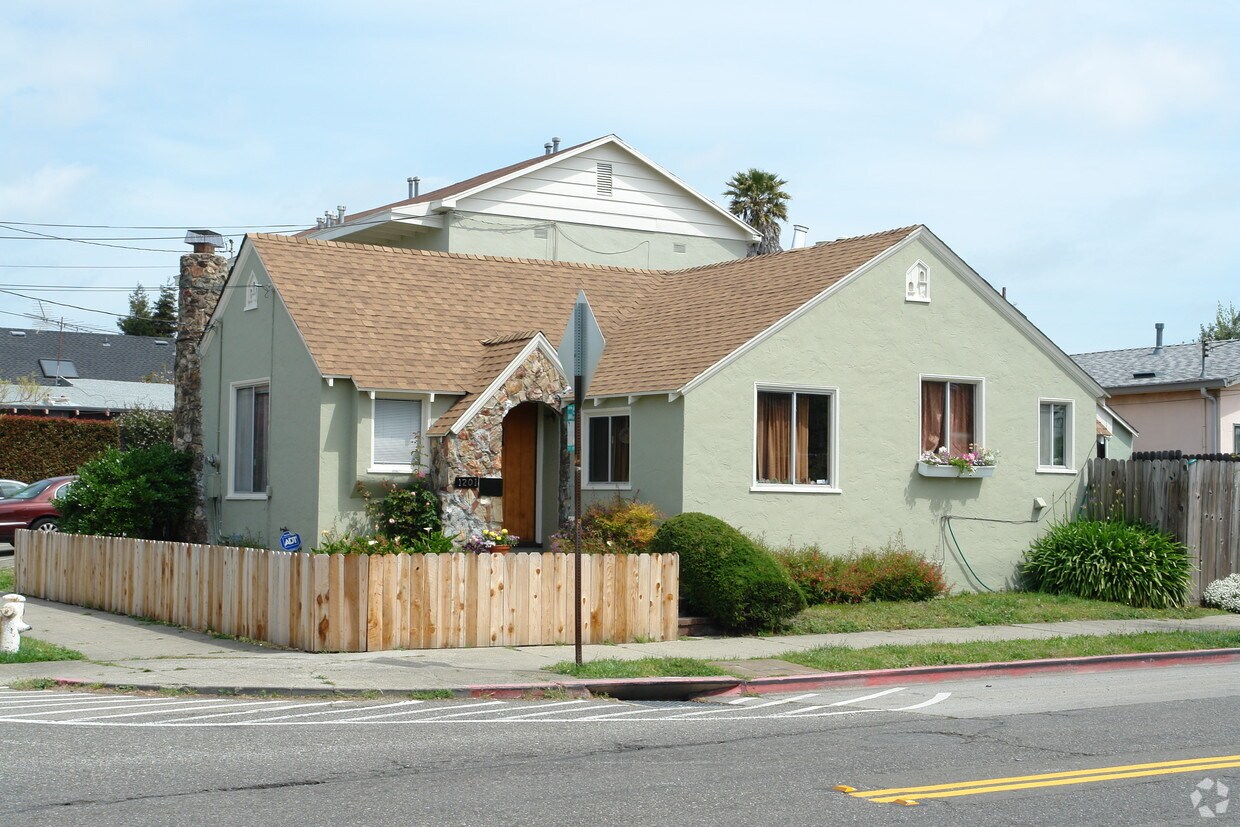 Foto principal - 1201 Dwight Way
