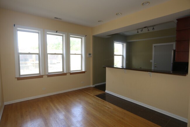 Building Photo - 1122 E Hyde Park