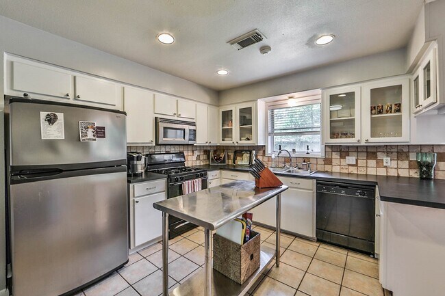 Building Photo - 5511 Kinglet St