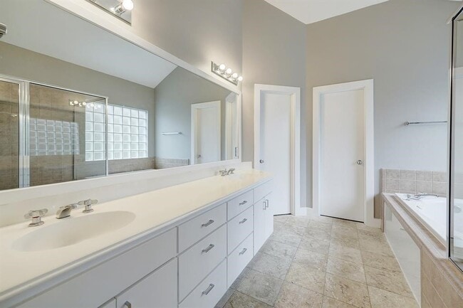 Foto del edificio - 9805 Riddlelink Ln