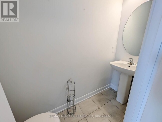 Building Photo - 10 Shoreview Dr