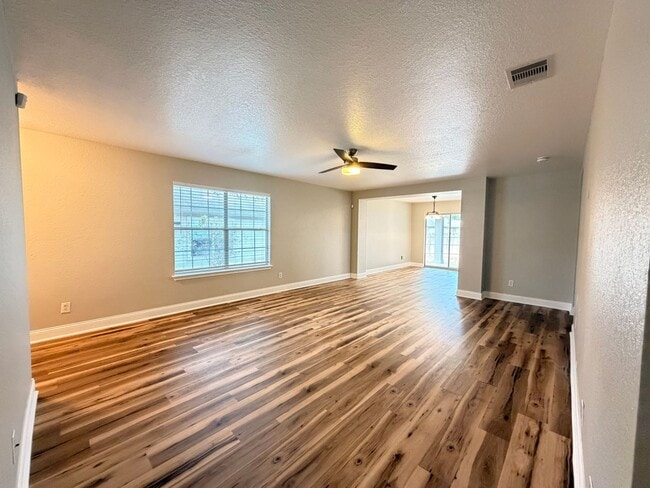 Building Photo - CUTE ONE STORY - 3 BEDROOM / 2 BATH HOME WITH EASY ACCESS TO RANDOLPH AFB & FORUM SHOPPING -- SCH...