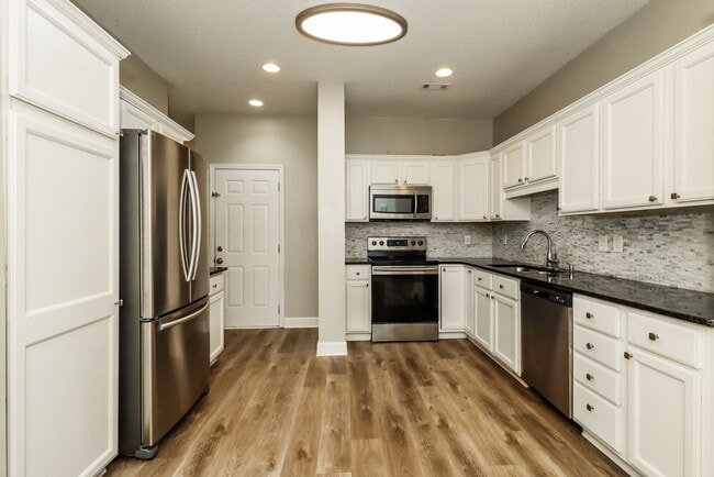 Building Photo - 4048 Golfview Ct