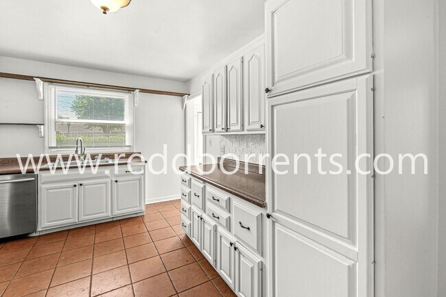 Foto del edificio - Charming 4-Bedroom Home in Indianapolis