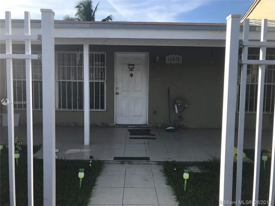 Foto principal - 19019 NW 45th Ave