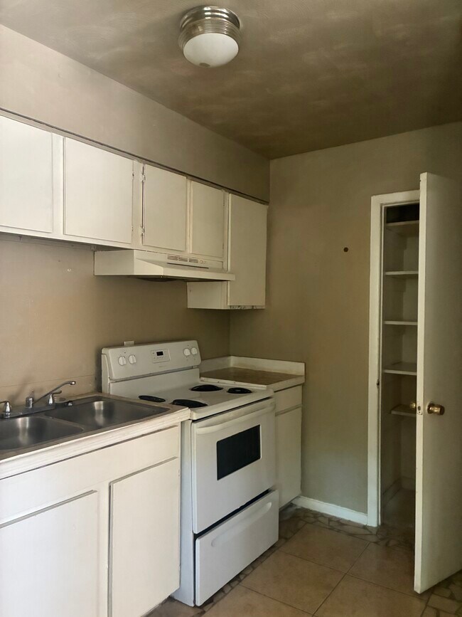 Cocina con despensa incluida - 2104 Euclid St