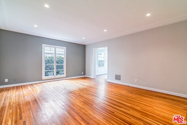 Foto del edificio - 726 1/2 N Edinburgh Ave