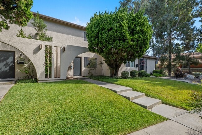 Building Photo - Beautiful UTC Townhome with Private Patio,...