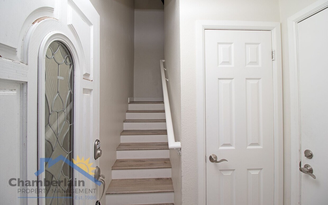 Foto principal - 2 bedroom 1/5 bath in the Village and walk...