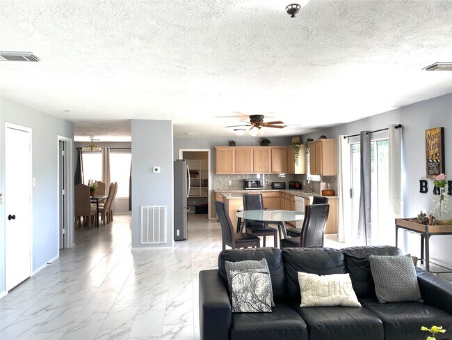 Building Photo - 23126 S Waterlake