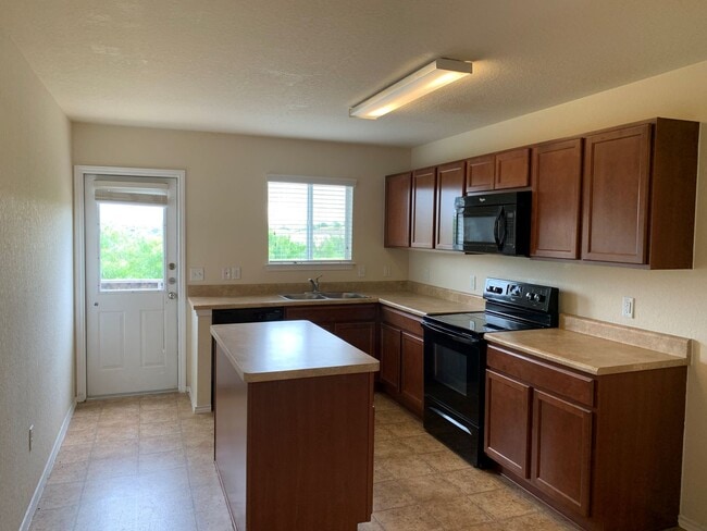 Foto del edificio - 3 Bedroom Single Story Home With An Open Floor Plan!