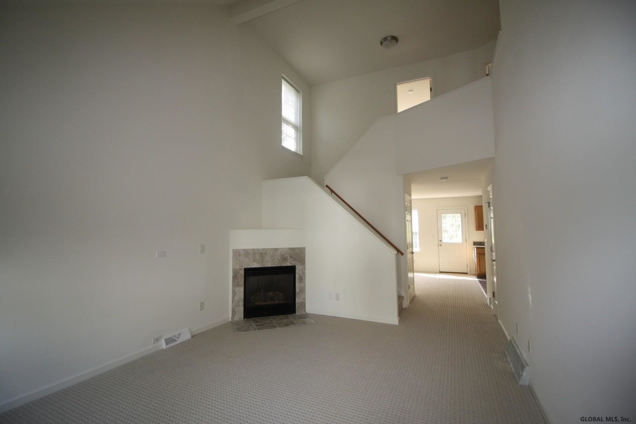 Building Photo - 6 Bunker Ln