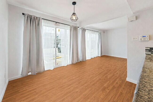 Building Photo - Clean & Bright Gated 1BR Near Downtown Austin