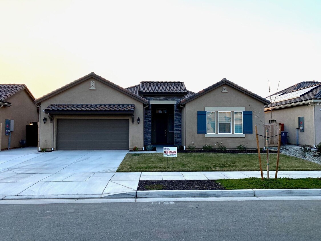 Foto principal - $2,450 Shaw and Leonard - Beautiful 3 Bedr...