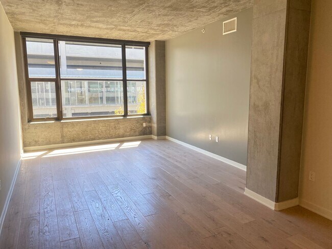 Foto del edificio - Advent - Gorgeous & Bright Contemporary Style Condo W/ Parking & Laundry!