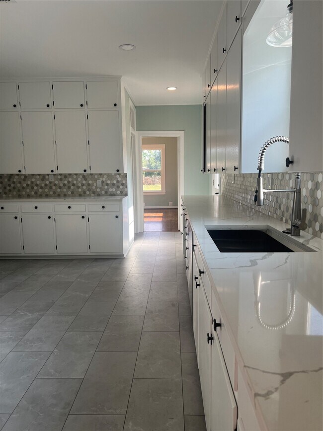 Building Photo - 803 Austin St