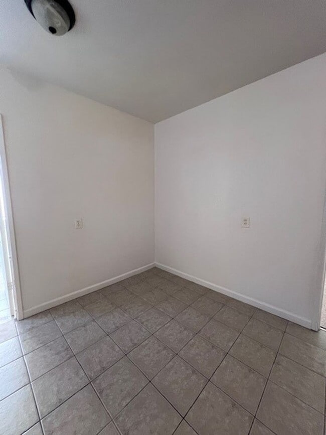 Foto del edificio - Fresh paint and new carpet.