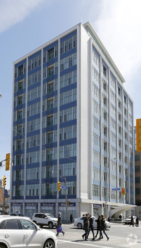 Building Photo - 1901 Yonge St