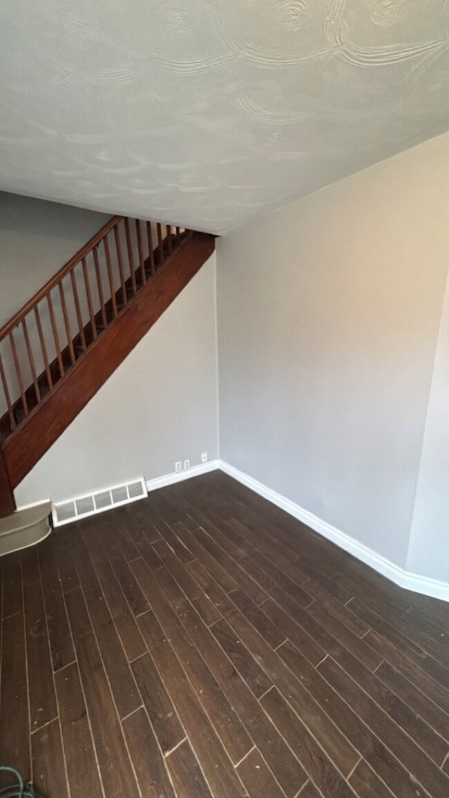 Building Photo - 2 Bed / 1 Bath Home in Sault Ste. Marie, ON – $1,799/month + Utilities
