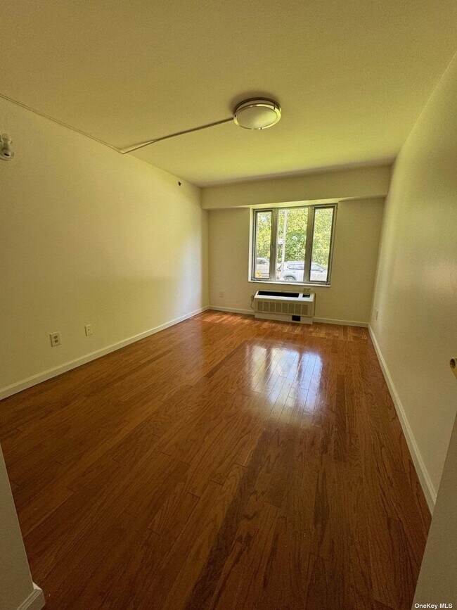 Foto del edificio - 64-34 Grand Central Pkwy