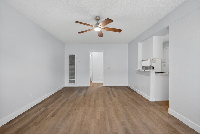 Interior Photo - 811 Gardenia Avenue