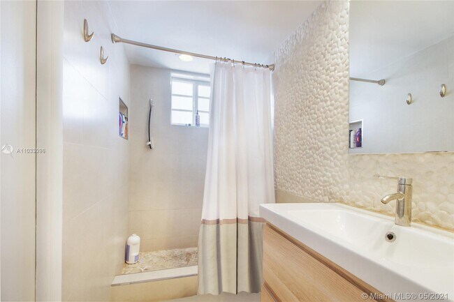 Building Photo - 4122 Collins Ave