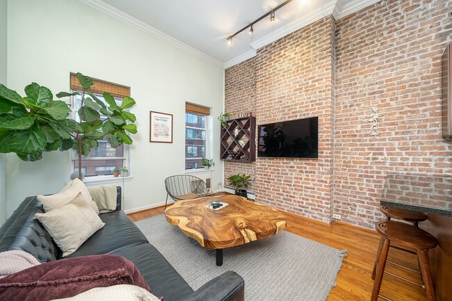Building Photo - 1BR Plus Den Penthouse Apartment