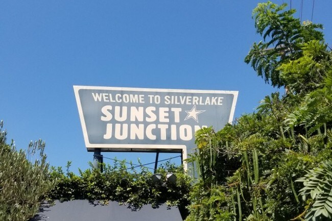 2 blocks to Sunset Junction - 830 N Hoover St