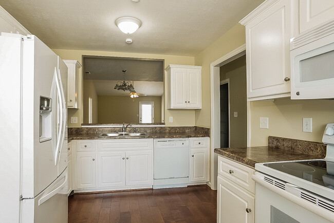 Building Photo - 3 Bedroom on 196 Bobwhite Drive
