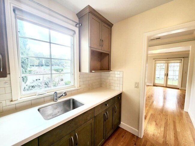 Foto del edificio - Amazing 1 bedroom with private backyard an...