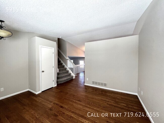 Building Photo - Lovely multi-level house for rent