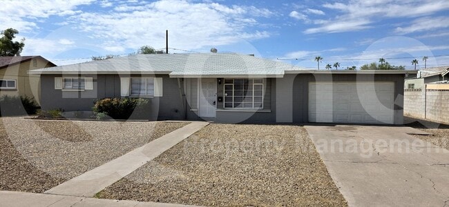 Building Photo - 2131 W Luke Ave