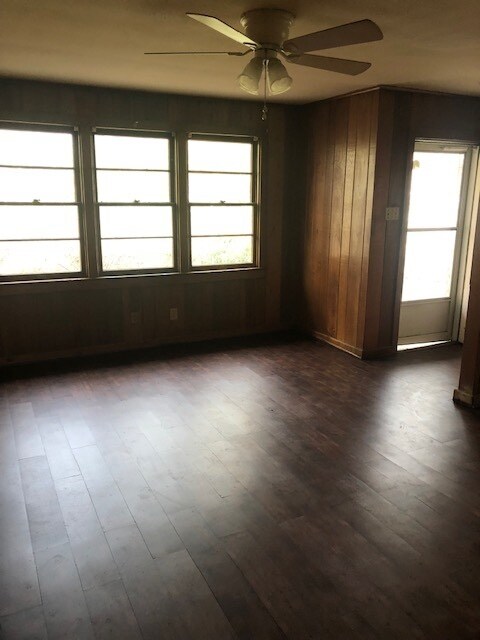 Foto del edificio - 209 E Jordan St