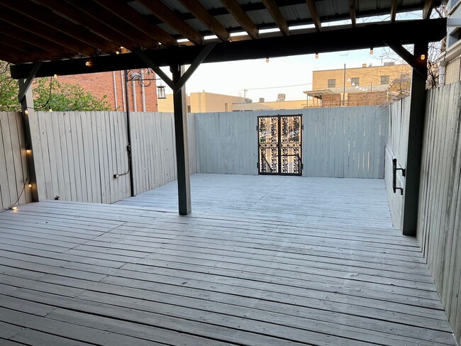 Building Photo - Downtown Apartment! 2 Bed/ 2 Bath with Par...