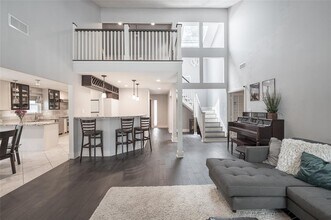 Building Photo - 1407 Lakecliff Dr