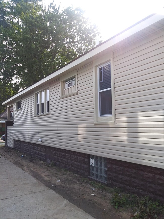 Building Photo - 3009 Hurlbut St